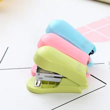 Пластиковый мини-степлер, креативные канцелярские принадлежности, милые Бесплатные степлеры, простые мини портативные канцелярские принадлежности для переплета, приз для начальной школы