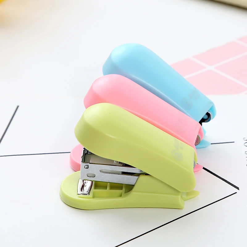 プラスチックミニホッチキスクリエイティブ文具かわいい送料ステープラーシンプルなミニポータブルオフィスバインディング用品小学校賞 Stapler Aliexpress