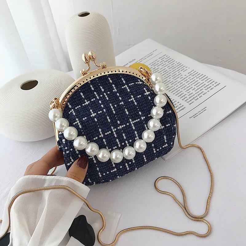 

2019 New color fiber shell pillow bag (size) Pearl single shoulder slanted female bag