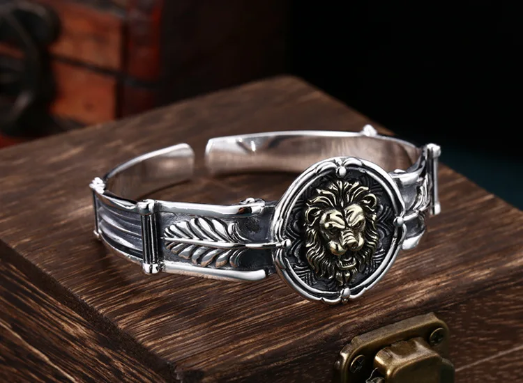 Nahaufnahme eines Löwenarmbands aus Sterlingsilber