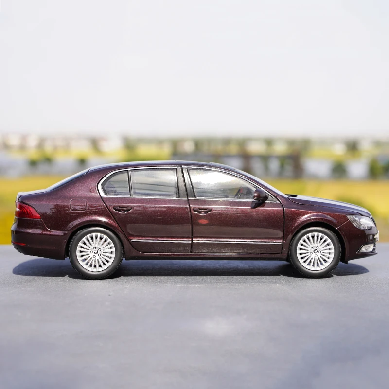 Оригинальная коробка 1:18 Skoda Superb литой металлический автомобиль модель игрушка