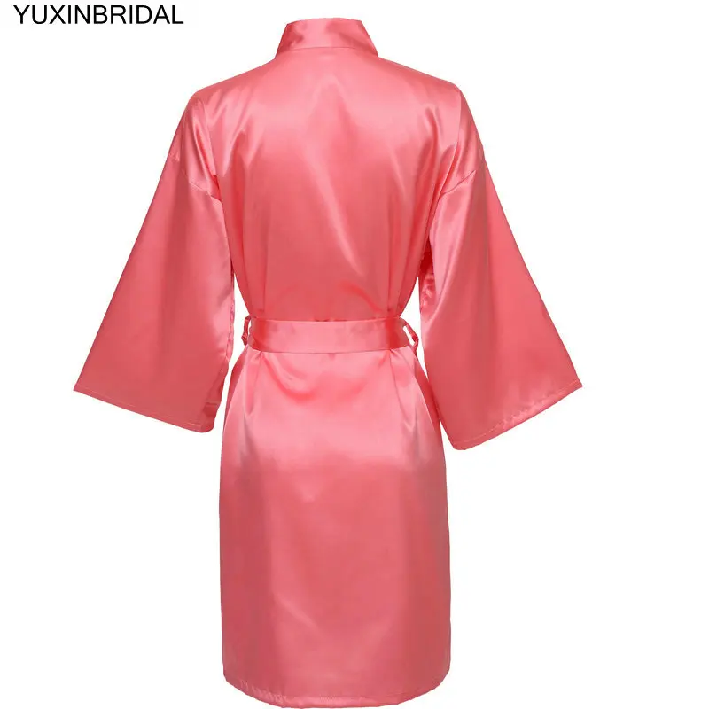 YUXNBRIDAL Атласный халат для невесты, Свадебный банный халат, одежда для невесты, Свадебный Однотонный женский халат до колена - Цвет: Coral
