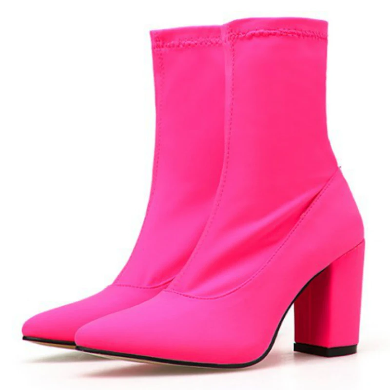 Модные женские ботильоны на не сужающемся книзу массивном квадратном каблуке
