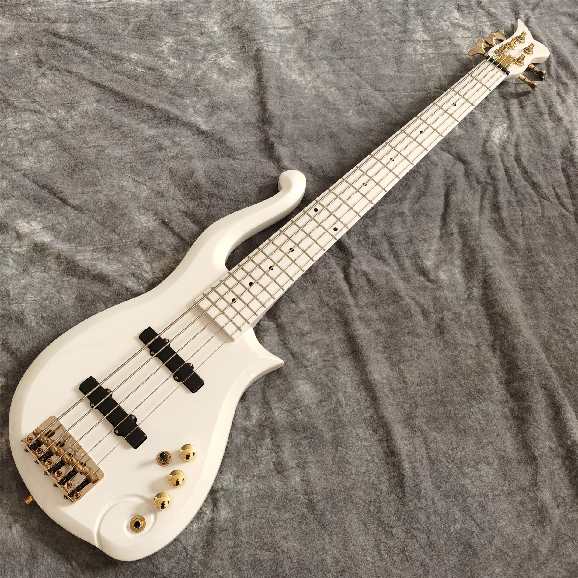 Une Guitare Basse électrique Blanche Avec Un Gros Plan à Cinq