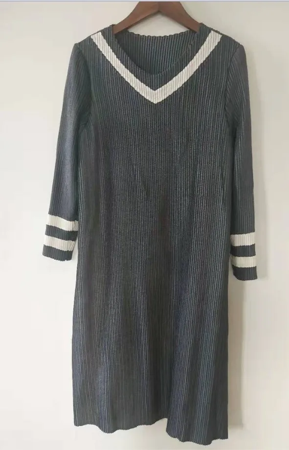 HOT SELLING Miyake fold dress of patchwork three quarter v-neck dress IN STOCK - Цвет: Серый