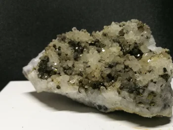 

181.5gPyrite quartz mineral specimen of natural white crystal cluster