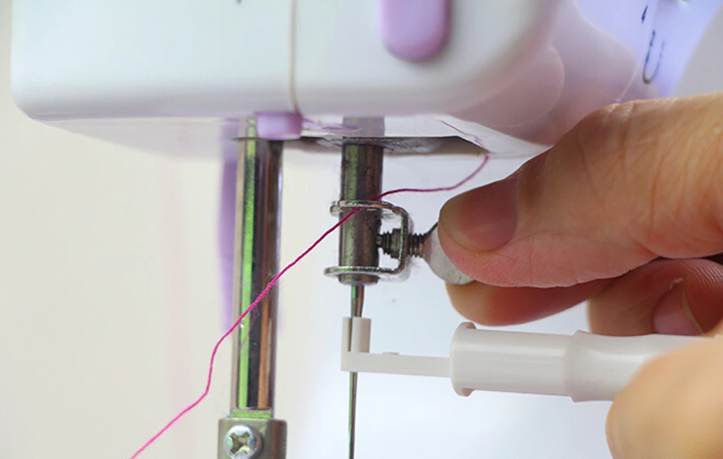 1Pcs Sewing Needle Inserter Automatic Needle Threader Needle Threading Tool for Sewing Machine, Whte