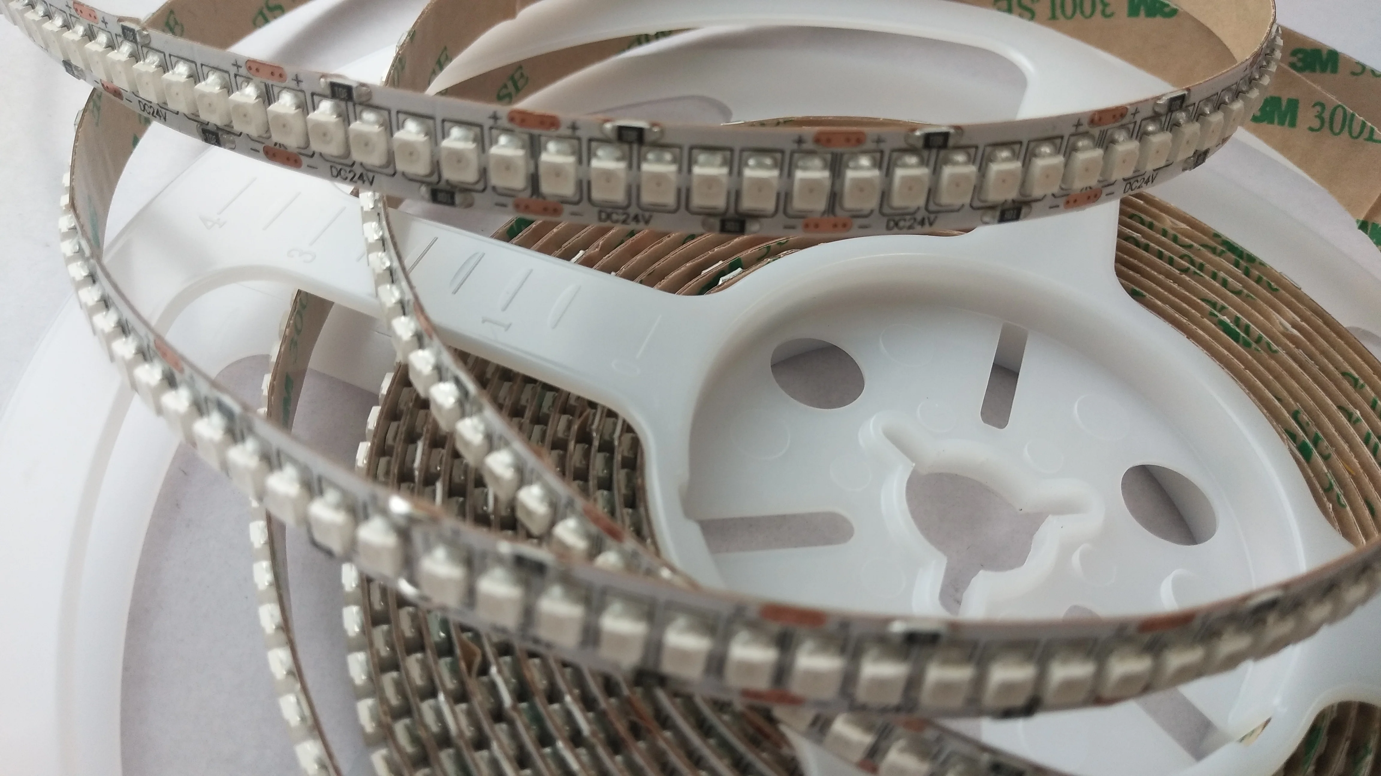 Бесплатная доставка красного цвета 5 м Катушка 24v 3528 SMD 240 светодиодный s/m