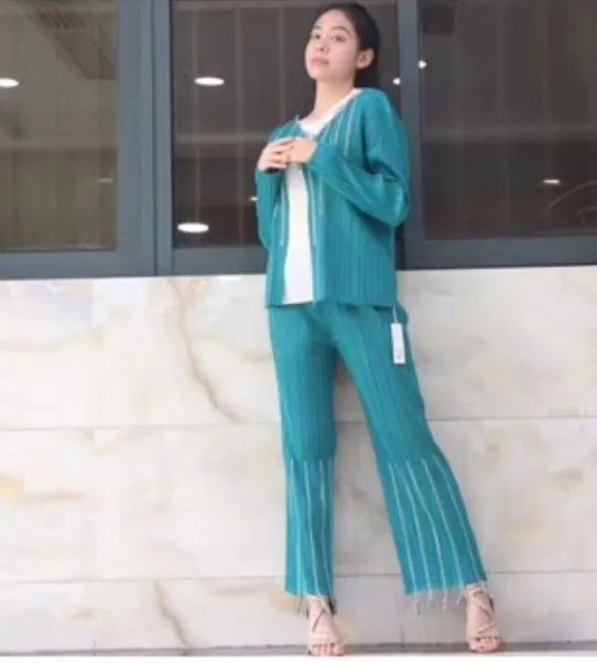 Miyake fold модное пальто с длинными рукавами и круглым вырезом+ однотонные штаны костюм из двух предметов с кисточками