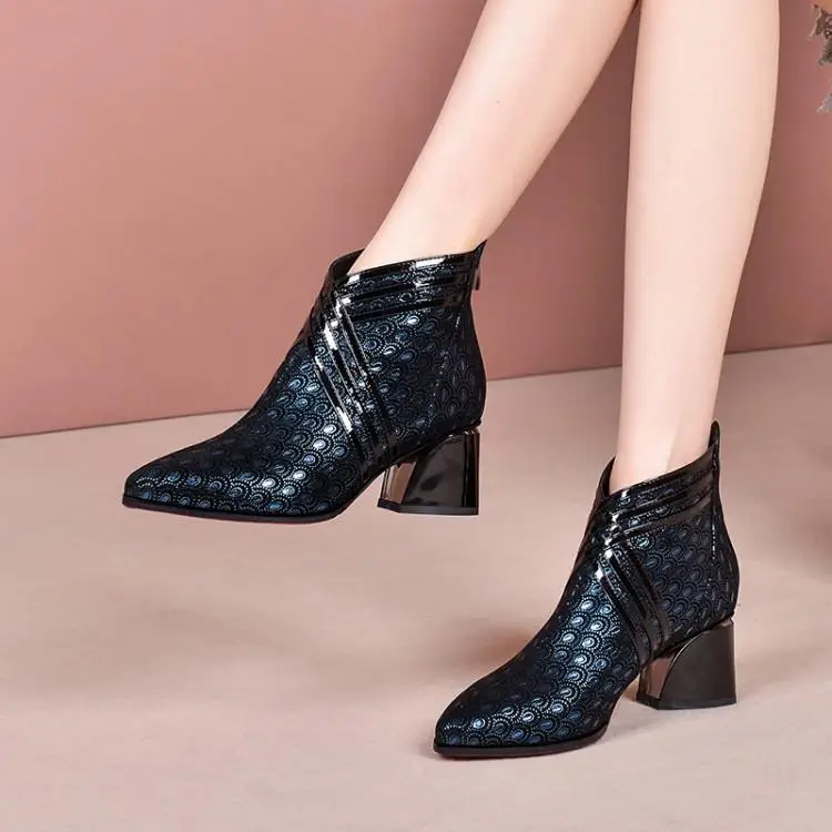 

Martin boots of 2019 autumn winters is thick with naked boots pointed female goat leather in the short tube with short boots
