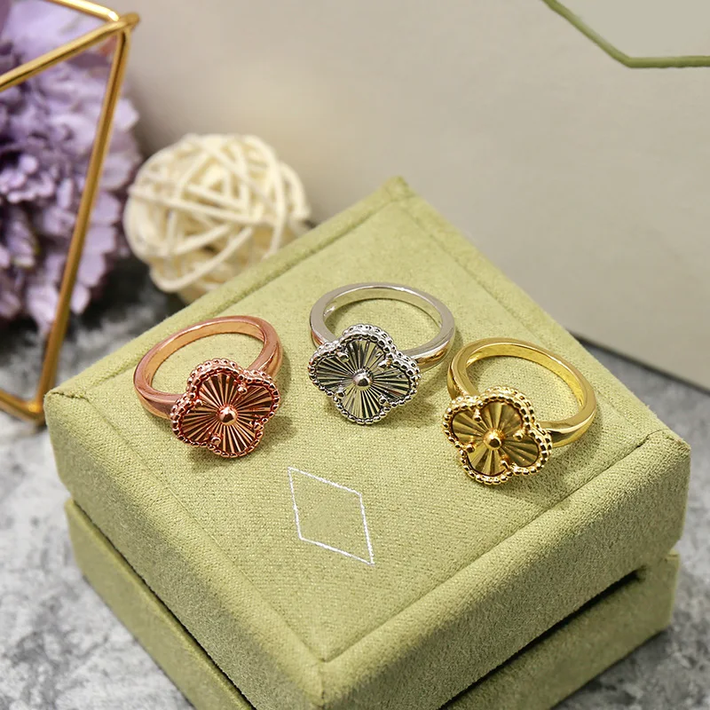 

Hot women's ring jewelry beautiful four-leaf flower fashion personality smooth face to send a gift of love 2019 new hot