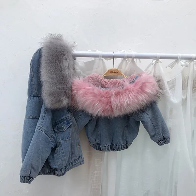 Новая модная зимняя джинсовая куртка для маленьких девочек, теплая бархатная верхняя одежда с капюшоном и натуральным мехом для девочек, пальто для маленьких девочек 2-6 лет