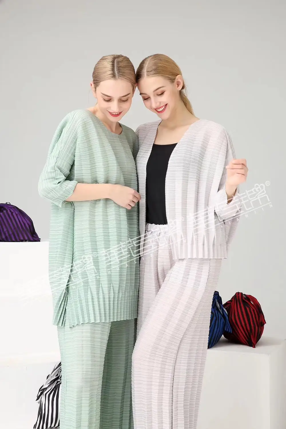 Горячая Распродажа, Miyake fold style, длинная футболка в складку, расклешенные брюки, свободный комплект из двух предметов