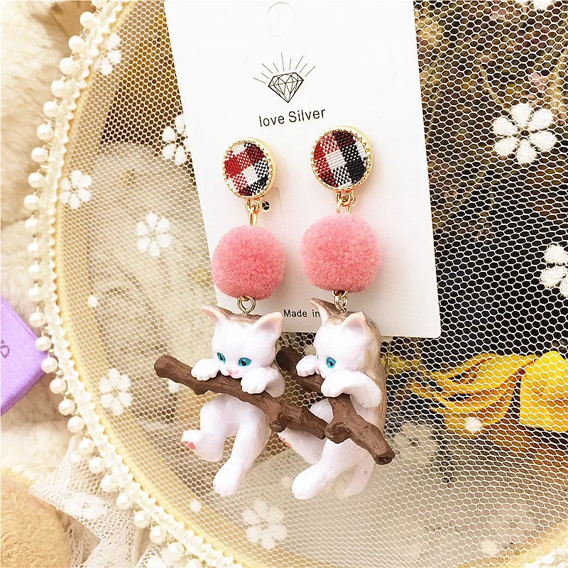 

Holding firewood (money) cat Mori hair ball branches cat girl heart earrings Kitty cartoon charm earrings earrings