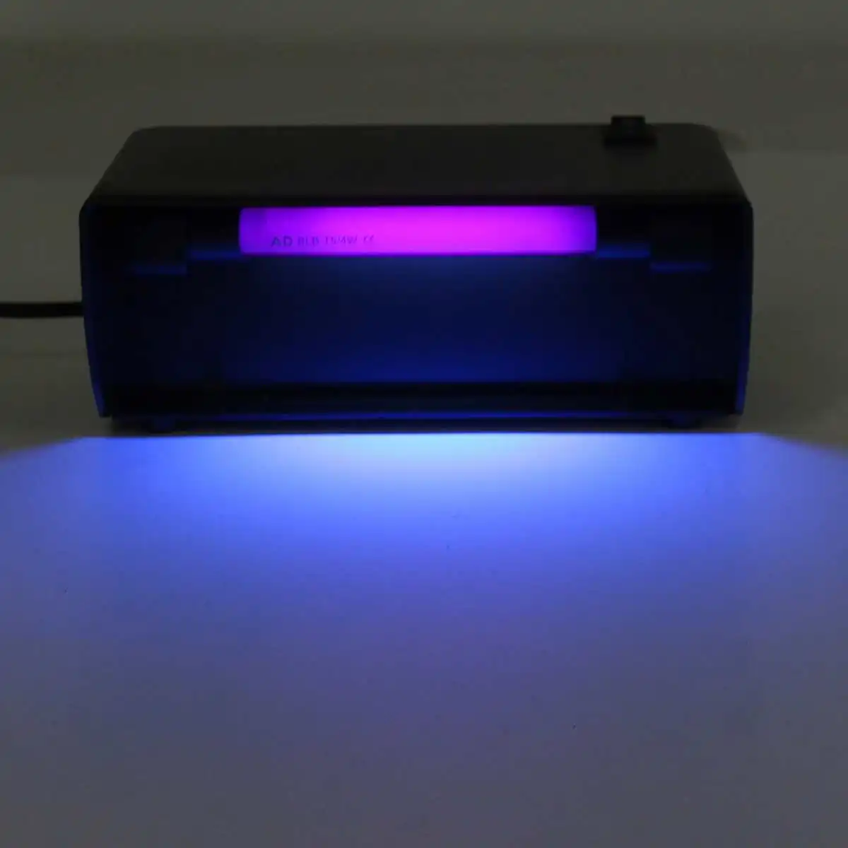 Детектор фальшивых банкнот 218 V 4W UV AD-7,8 EU plug ABS для внутреннего использования 18x12x cm