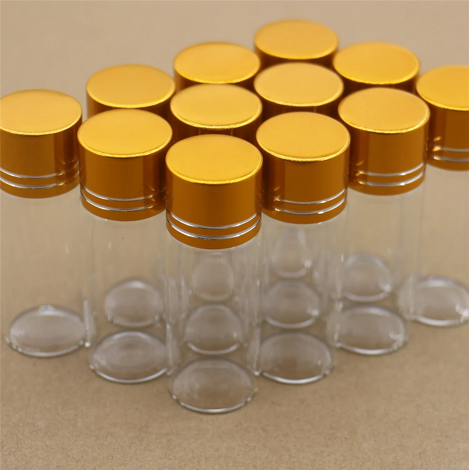 Una bandeja con una bandeja dorada y un juego de botellas de vidrio con  tapas doradas y plateadas.