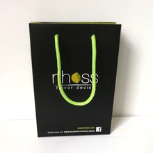 Премиум перерабатываемая Роскошная печать логотипа Подарочная черная сумка-тоут для покупок бумажная сумка с ручкой шнура сумка-шоппер для упаковки подарков Торговая выставка