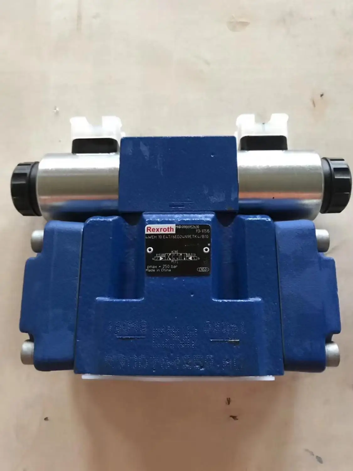 Электрогидравлический направленный клапан REXROTH R900952630 4WEH 10 E47/6EG24N9ETK4/B10 |