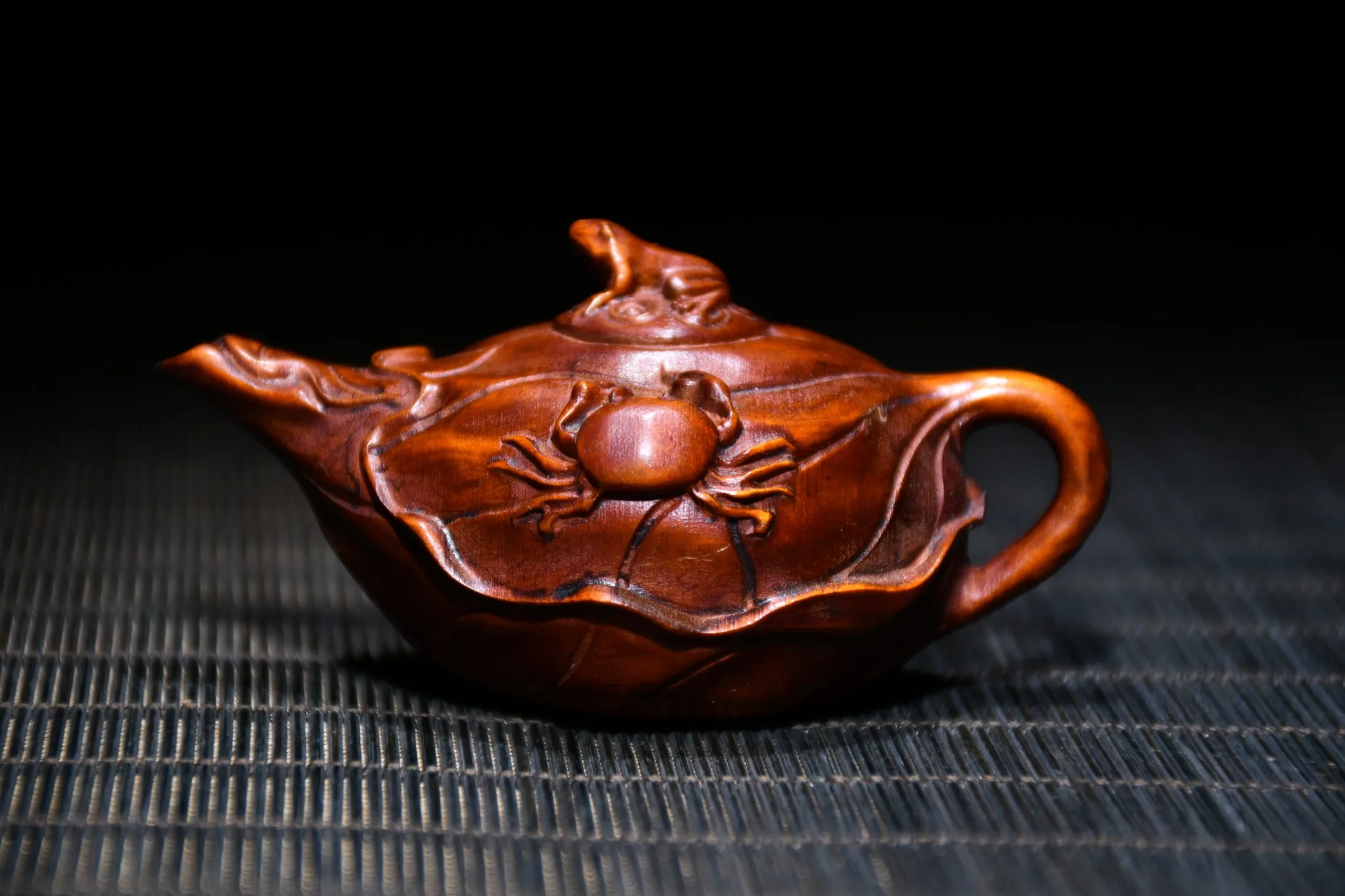 

3"Tibetan Temple Collection Old Boxwood Frog crab statue kettle Handle pot teapot Office Ornaments Town House Exorcism