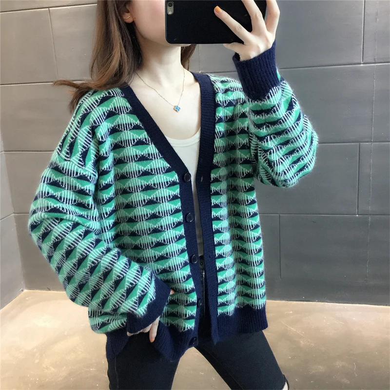 

Room 208053, row 1, No. 4 middle] real shot V-neck stripe color matching knitted cardigan [1000] 50