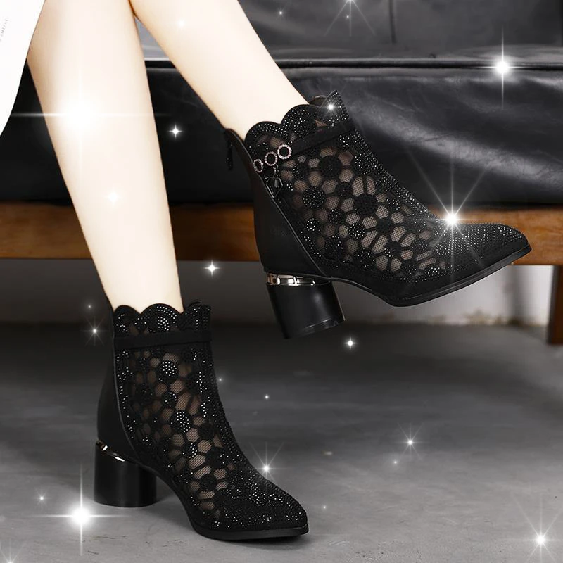 

Женские летние ажурные ботинки Joker, женская кожаная обувь, короткие ботинки на толстой подошве с мартинсами, Крутые ботинки со стразами