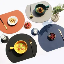 Venda quente almofada de talheres placemat conjunto semicírculo calor lnsulation non-slip couro mesa de jantar esteira conjunto bicolor copo coaster cozinha