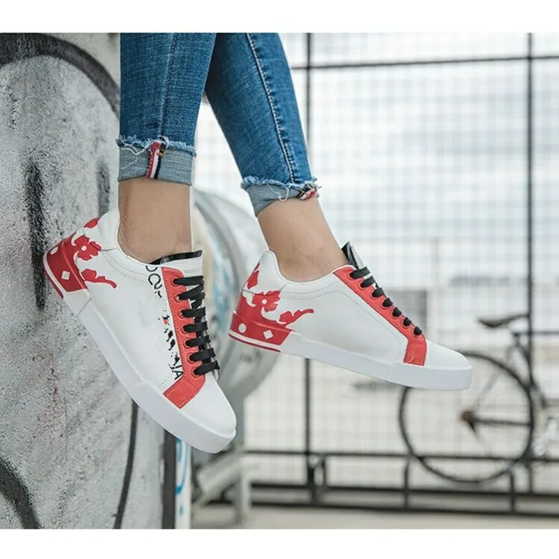 Женская обувь. Модная обувь с заклепками и граффити - Color: Red