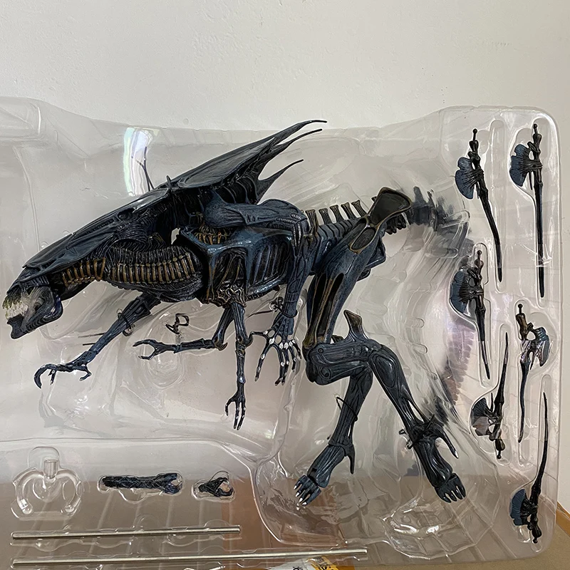 30cm NECA Alien Figure Alien Red Queen 