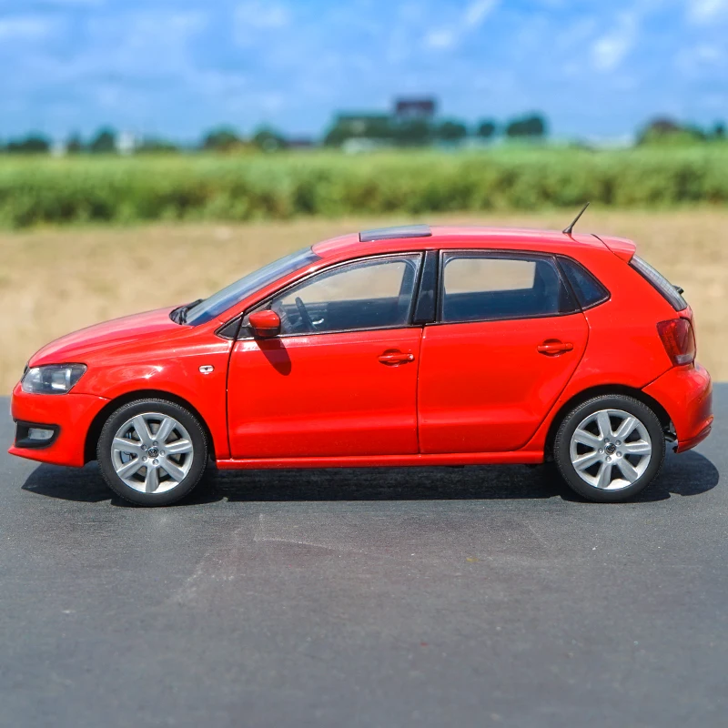 Оригинальный авторизованный подлинный Сплав 1:18 Volkswagen New Polo 2013 Желтая модель