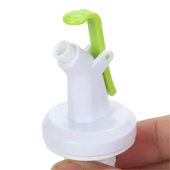 

Green + White Plastic Oil Spiller (2PCS / Pack) Kitchen Wine Oil Spiller Food Grade Plastic Nozzle Sprayer