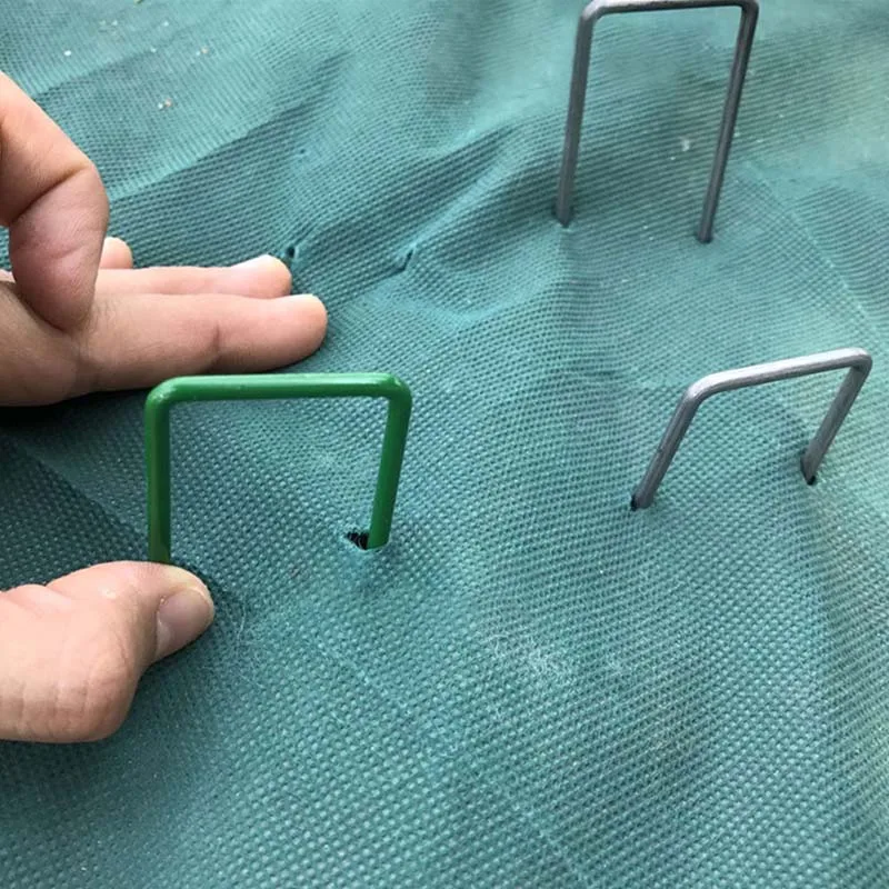 Полузеленые искусственные травяные газоны u образные штифты Металлические