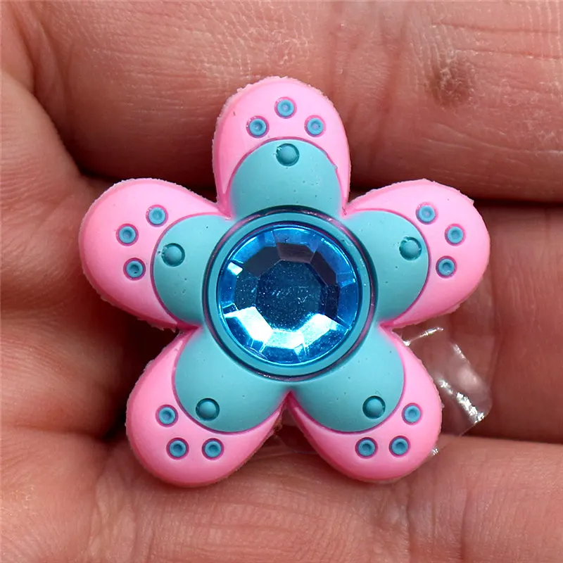 1pcs High Imitation Shoe Charms Colorful Heart-shaped Shoe Buckles Original Accessory fit Bracelets Croc JIBZ Kids Gifts F-ZBX20