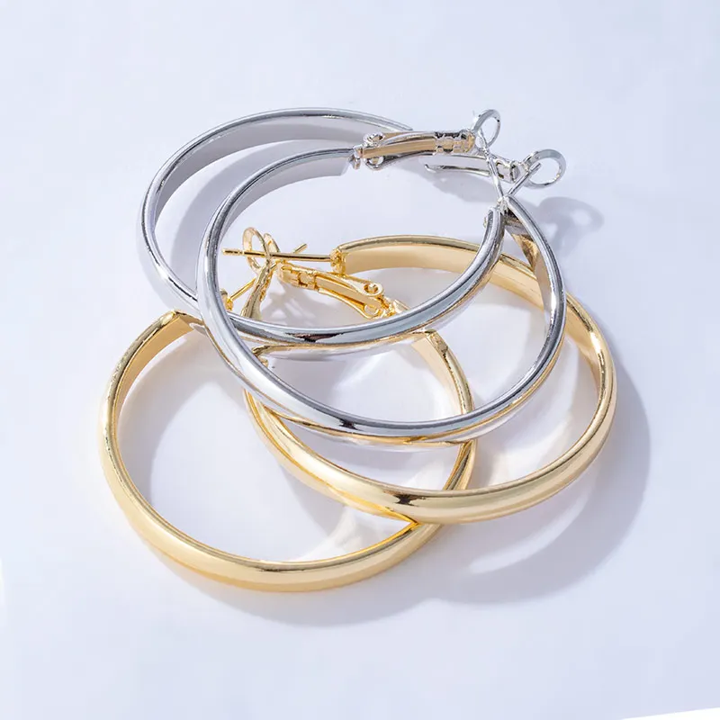

Fashionable Women's Punk Hoop Earrings Smooth Round Metal Earrings Simple Earrings