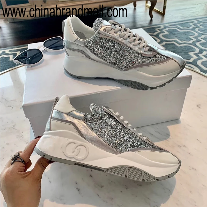 

In 19 years, the new Glitter sequins are shining on the stage, and it's a reflective and luminous explosion.