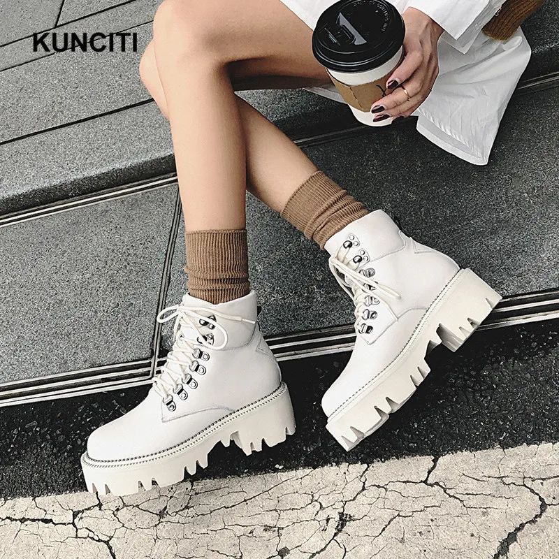 KUNCITI/зимние ботинки на платформе; ботильоны из натуральной кожи; женская теплая обувь на шнуровке на высоком массивном каблуке с заклепками; Цвет белый; Новинка; D9279