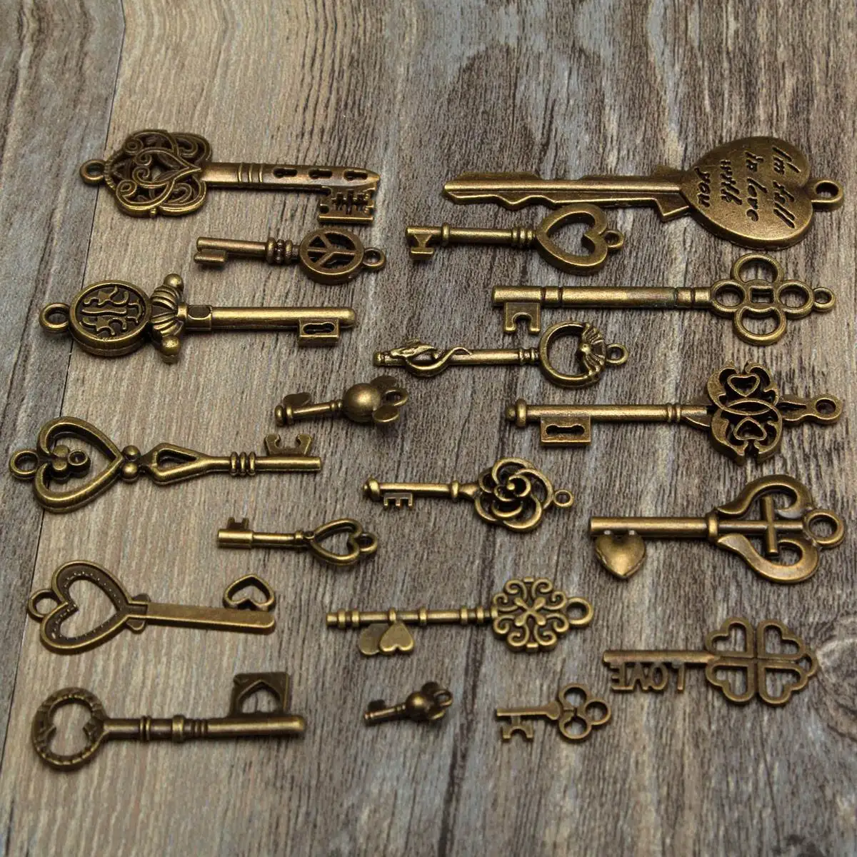 Welliestr Vintage Skeleton Keys Charm Set Royal Key in Antique Bronze Pack of 12