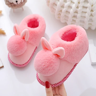 pink 2 Домашние тапочки для девочек; детская хлопковая обувь; сезон осень-зима; Детские домашние тапочки для мальчиков; теплая Нескользящая милая детская мягкая обувь с помпонами - Цвет: pink 2