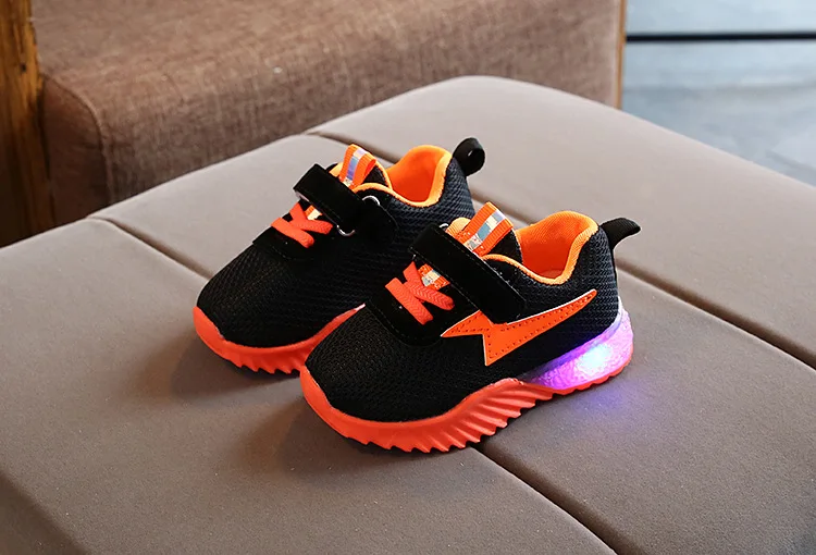 Детские светящиеся кроссовки для девочек г. Осенняя детская обувь со светодиодной подсветкой мальчики девочки светящиеся Сникеры с сеткой дышащая обувь для мальчиков