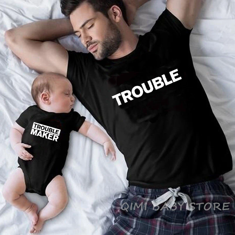A2-Black Одинаковые комплекты одежды для всей семьи с надписью «Big Trouble and Little Trouble» хлопковая футболка для папы, дочки и сына Комбинезон для маленьких мальчиков и девочек - Цвет: A2-Black