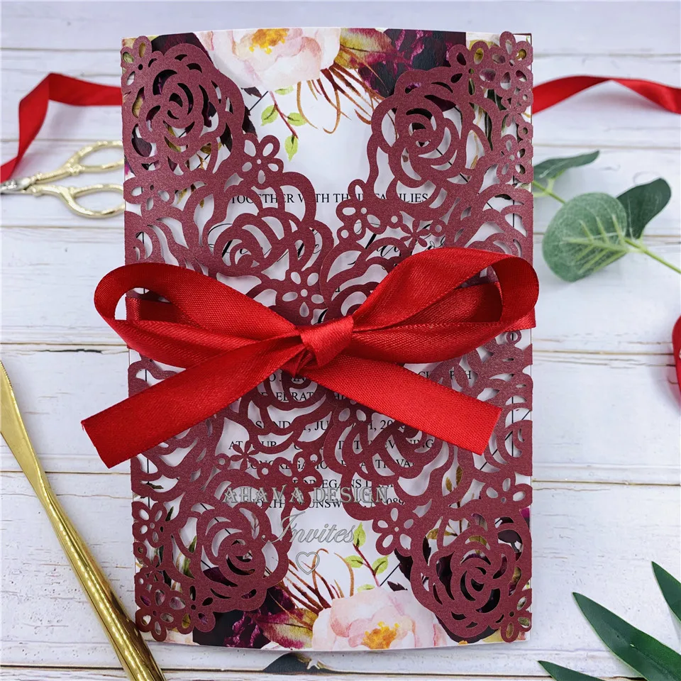 

Великолепные бордовые лазерные вырезанные персонализированные приглашения с бордовым цветком и галстуком-бабочкой