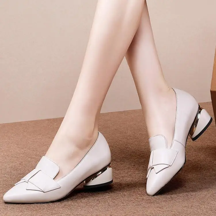 

Female thick with leather wingtip shoes bow mouth documentary in soft leather shoes in female head layer cowhide