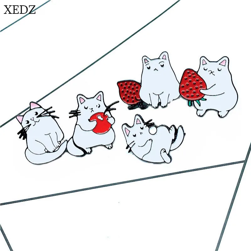 XEDZ, новинка, белая брошь в виде котика, клубники, модная, персональная, милая, мультяшная кошка, различные формы, значок, джинсовая одежда, подвеска, подарок