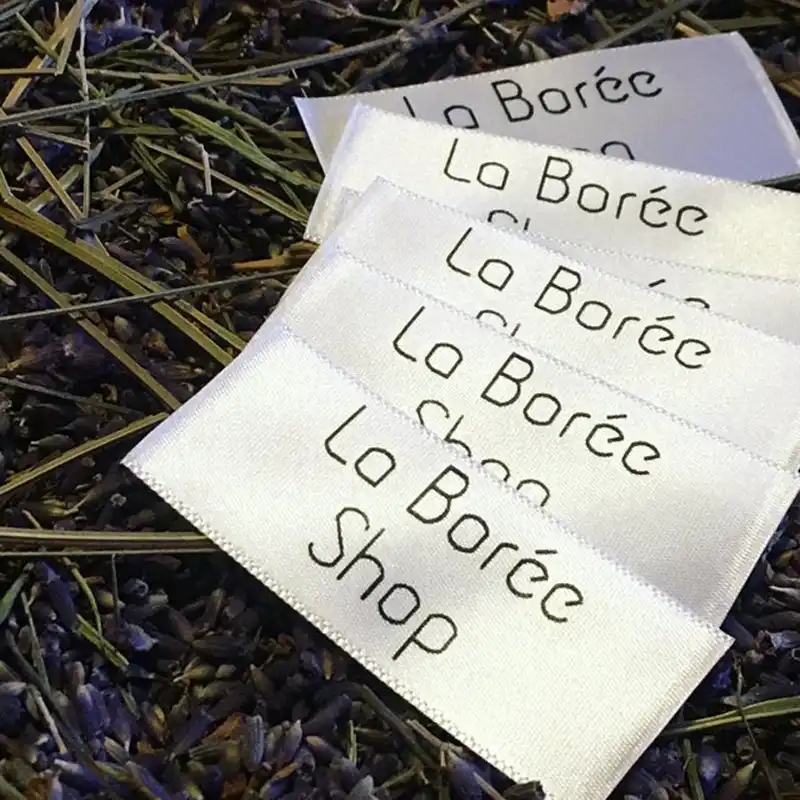 0個高品質カスタム生地サテン衣類ケアラベルテキストロゴブランドで印刷された洗濯ラベル縫製フラット衣服タグ 衣服用ラベル Aliexpress