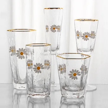 

Light Luxury, Simple and Compact Small Daisy Glass Small Wine Glass, Wine Glass with Golden Rim and Hammer Mesh