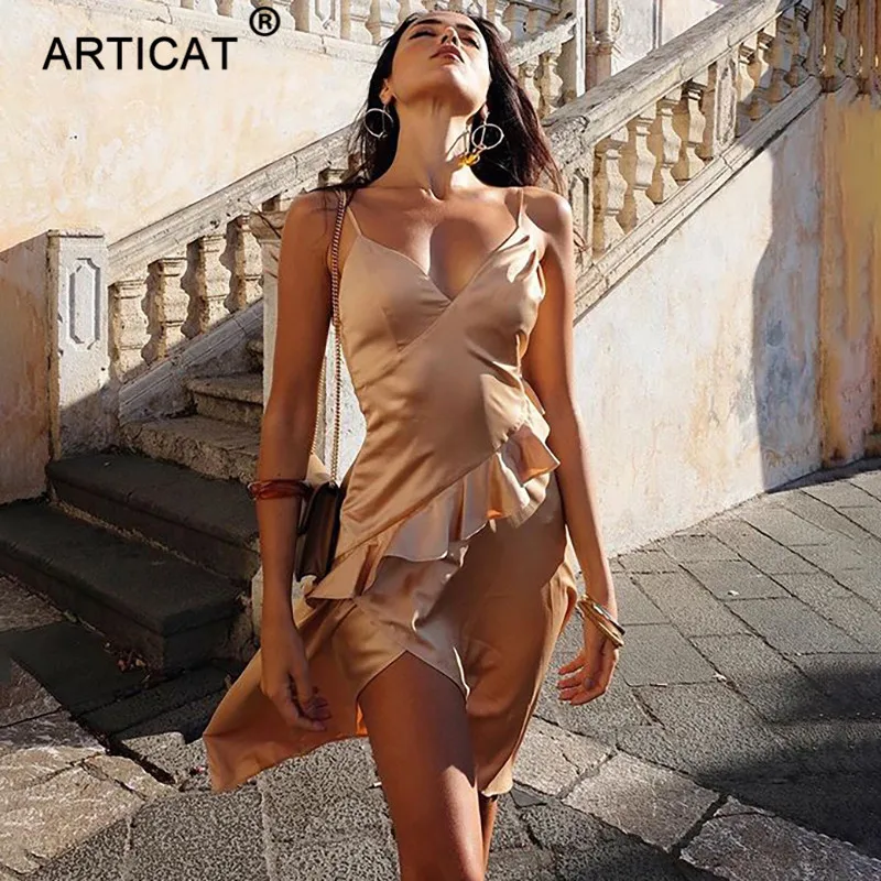 Женское атласное платье Articat асимметричное с оборками на тонких бретельках