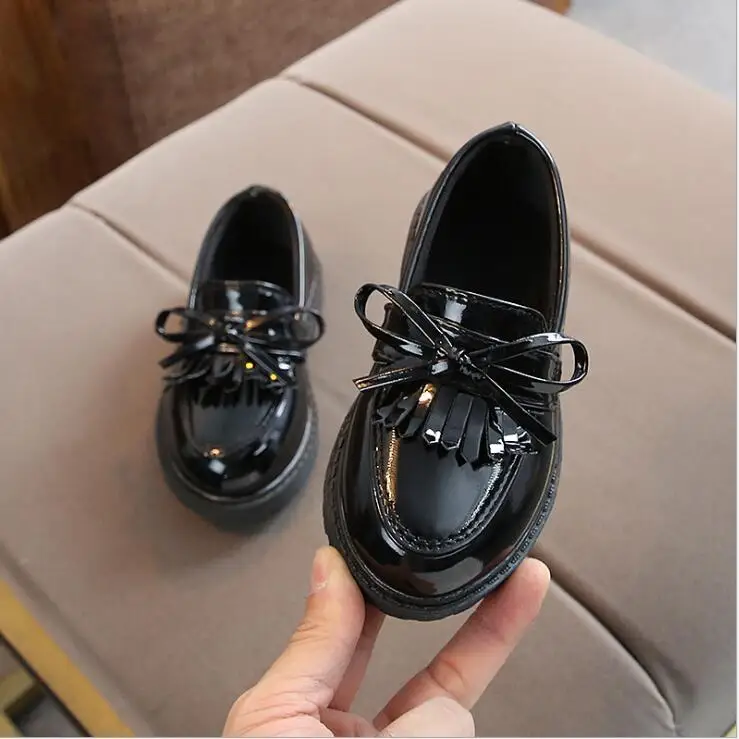 Новая брендовая весенне-Осенняя детская обувь из искусственной кожи для мальчиков и девочек Детские оксфорды с бахромой, брендовые туфли с бантом на плоской подошве размеры 21-36