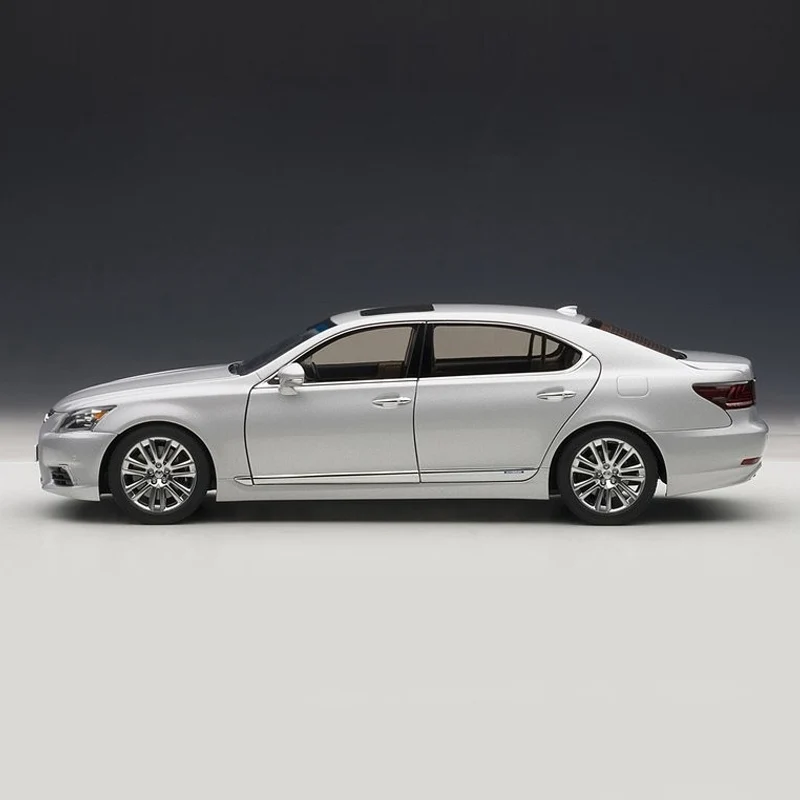 Литой классический Lexus LS600HL 2013 черный/серебристый 1:18 Autoart