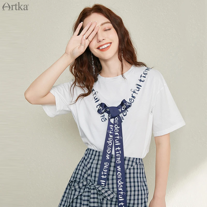 Женский костюм двойка ARTKA белая футболка с бантом из ленты и клетчатая юбка