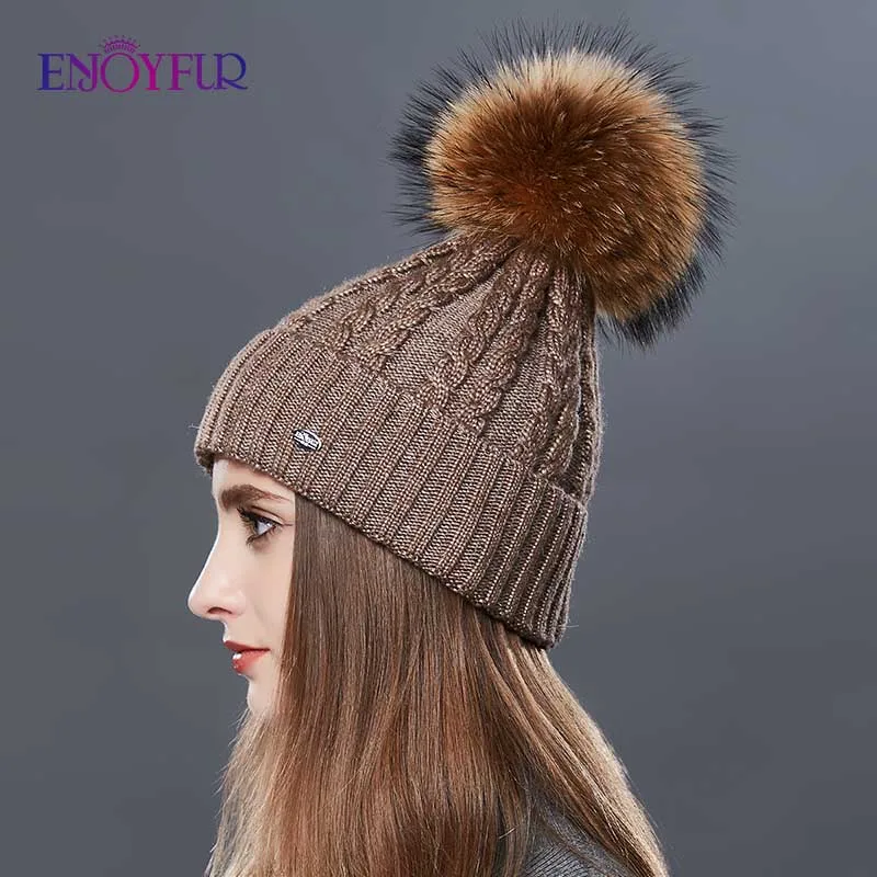 Enjoyfur модные грубые твист Нитки вязаная шапка женская енота Мех pom Зимняя Шапки шапки Для женщин золото и серебро вязать шапочки