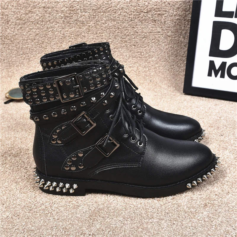 Scarpe donna/Зимние ботильоны; обувь на плоской подошве; женские мотоциклетные ботинки черного цвета на шнуровке с заклепками; женская обувь; botas Feminina;